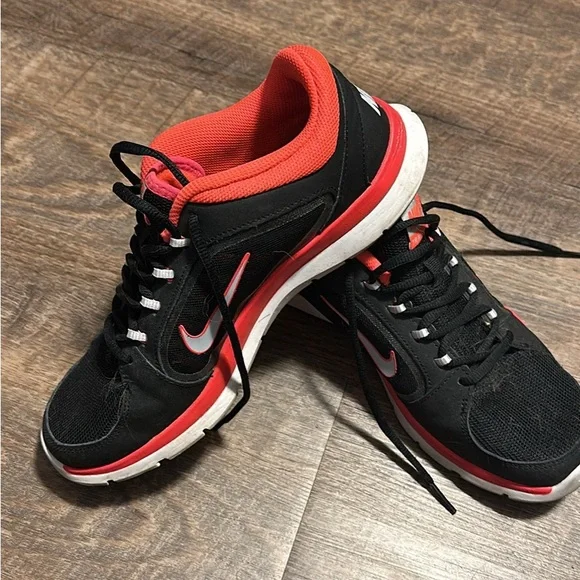 Women’s Nike Shoes Sz. 8 - Picture 1 of 4